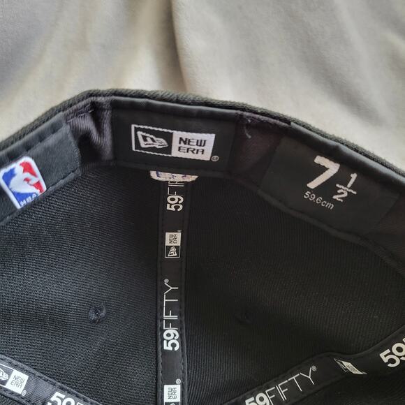 LOS ANGELES LAKERS Hat Cap Black Fitted Embossed Logo New Era Purple Yellow NBA - Picture 10 of 10